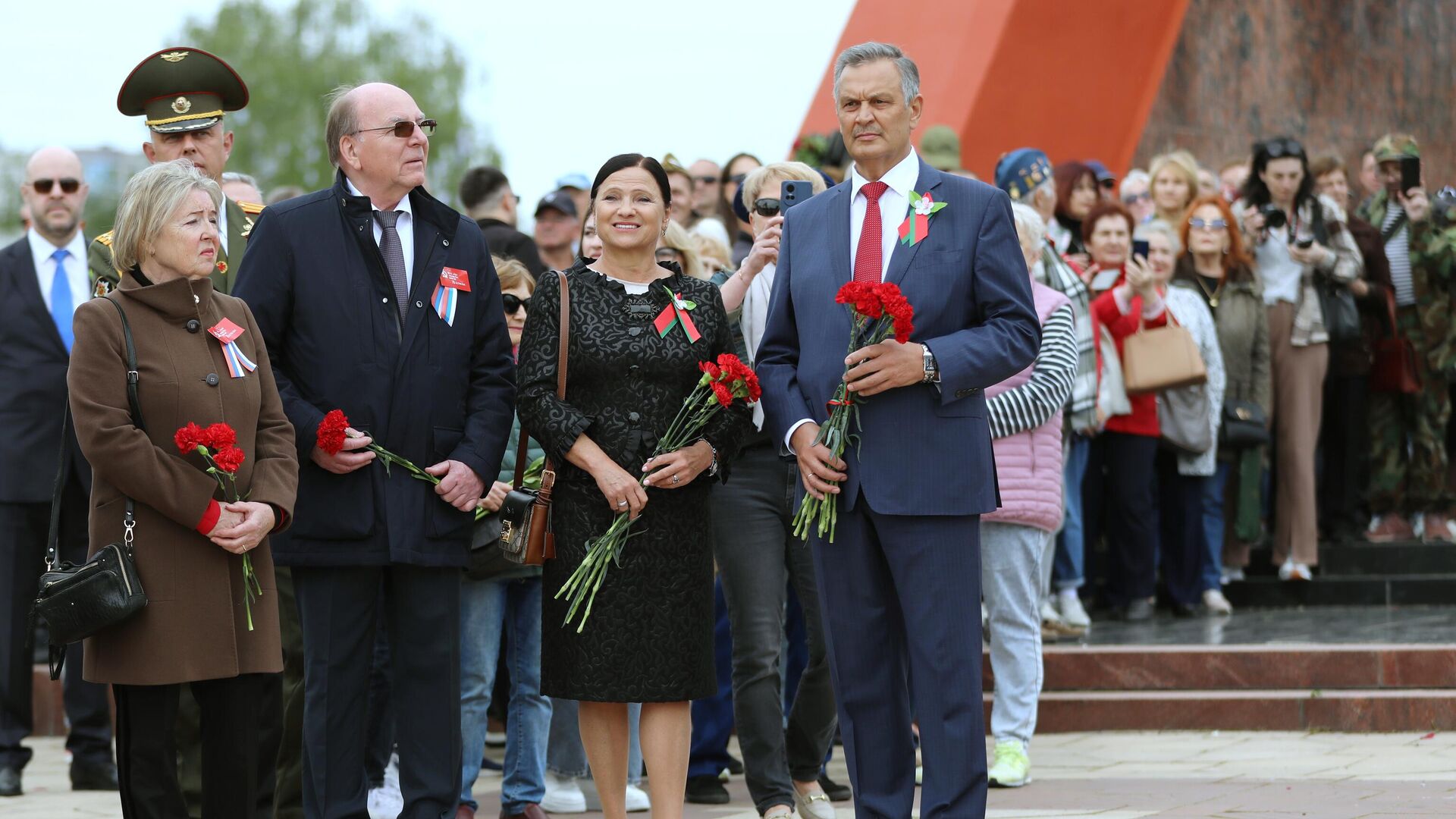 Посол России в Республике Молдова Олег Васнецов (слева на первом плане) и посол Республики Беларусь в Республике Молдова Анатолий Калинин (справа на первом плане) на церемонии возложения цветов к мемориалу Вечность в Кишиневе - РИА Новости, 1920, 09.05.2024