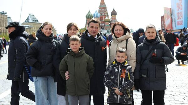 Губернатор Московской области Андрей Воробьев вместе с семьей Героя России, погибшего на СВО,  на Красной площади в Москве