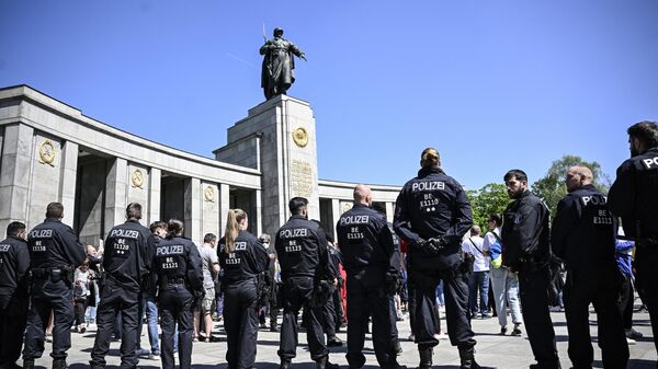 Сотрудники полиции Германии у входа в в парк Тиргартен в Берлине