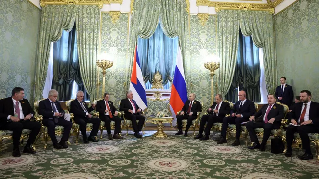 Владимир Путин и Мигель Диас-Канель Бермудес во время встречи