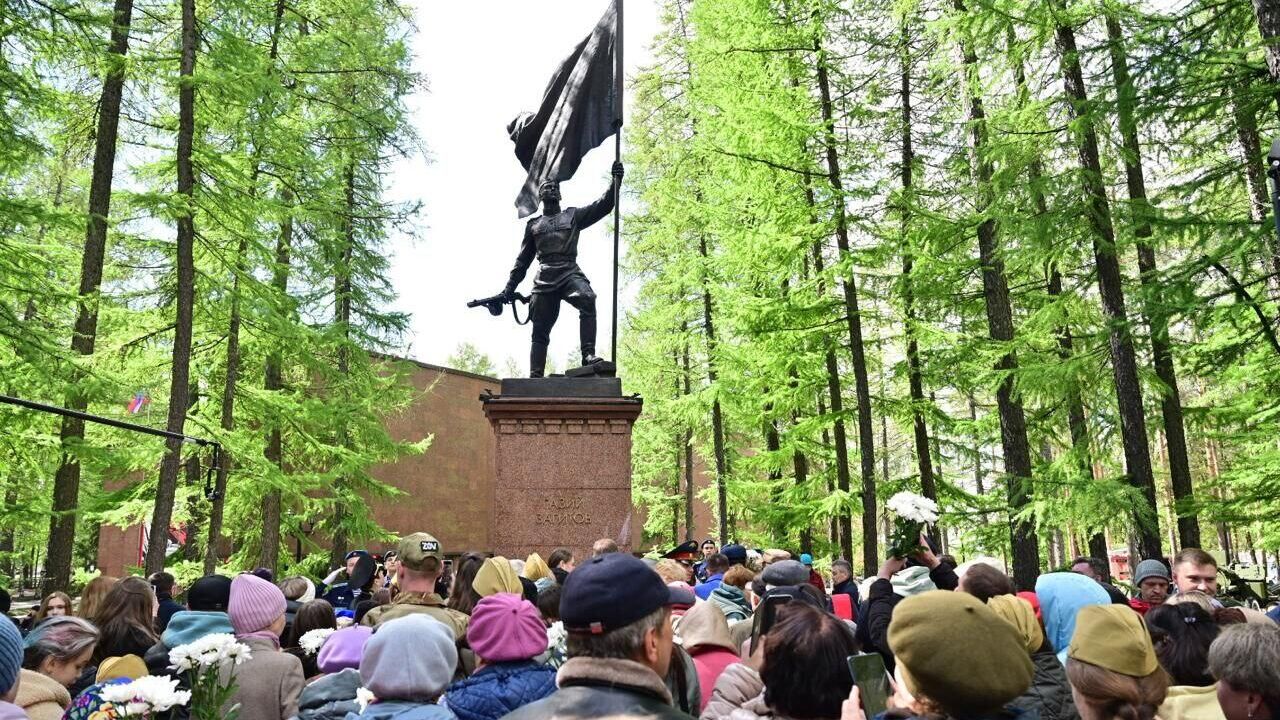 Памятник бойцу Гизию Загитову, первым поднявшему Красное Знамя над рейхстагом, в Уфе - РИА Новости, 1920, 09.05.2024