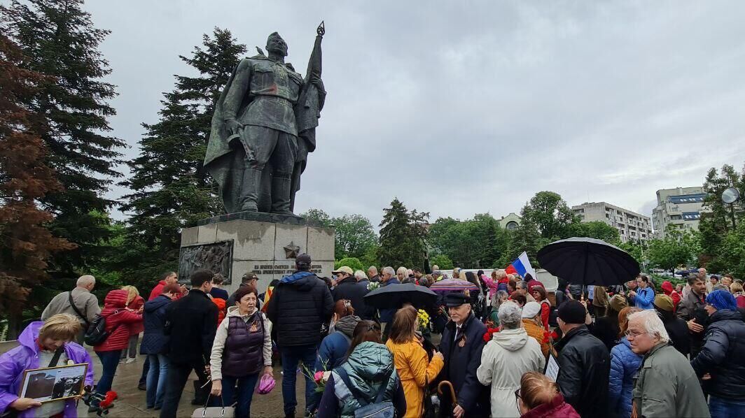 Торжественный митинг-концерт у памятника советскому воину-освободителю Алеша в Пловдиве, Болгария - РИА Новости, 1920, 09.05.2024