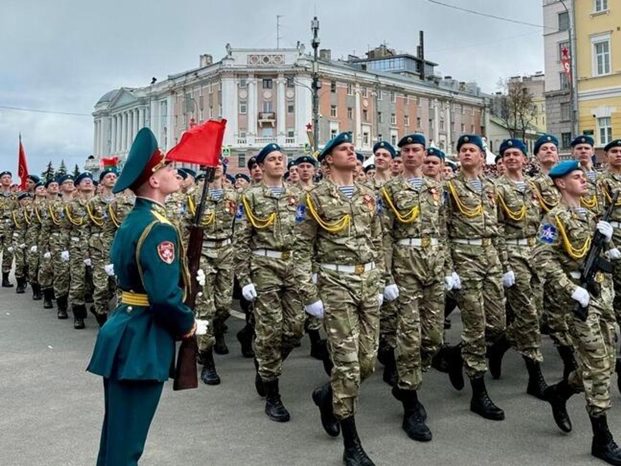 В Нижнем Новгороде прошел военный парад - РИА Новости, 09.05.2024