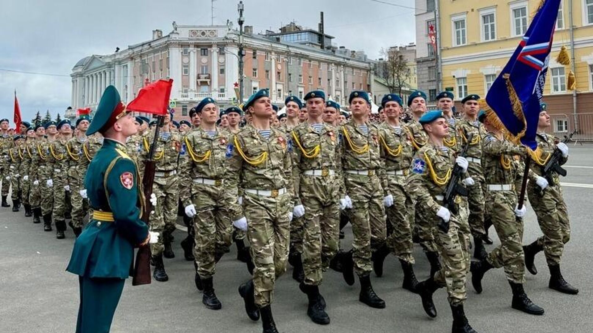 В Нижнем Новгороде прошел военный парад - РИА Новости, 09.05.2024