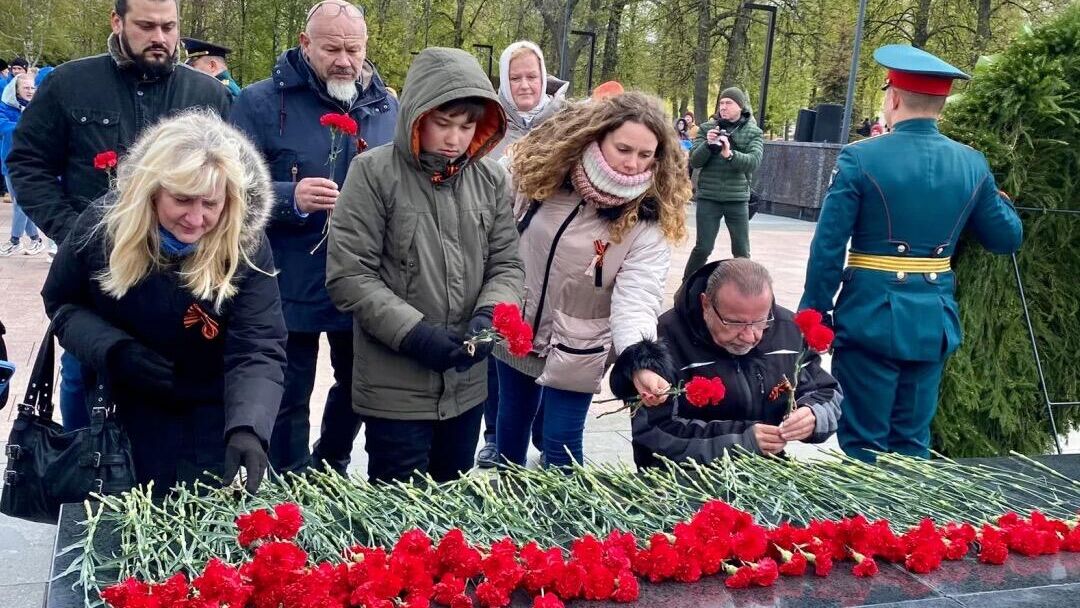 Переехавшие в Нижегородскую область иностранцы приняли участие в торжественных мероприятиях в честь Дня Победы - РИА Новости, 1920, 09.05.2024