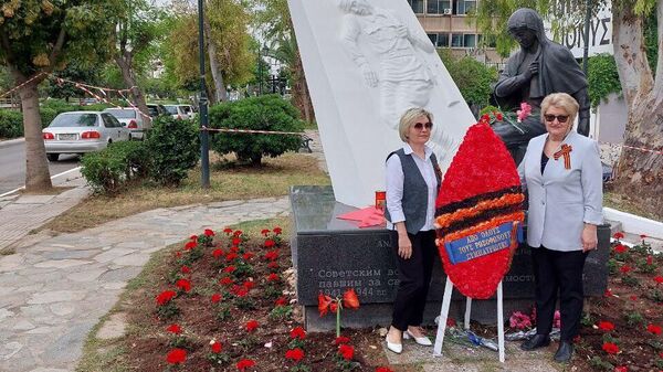 Российские соотечественники в честь Дня Великой Победы возложили цветы к памятнику Советскому солдату в Афинах
