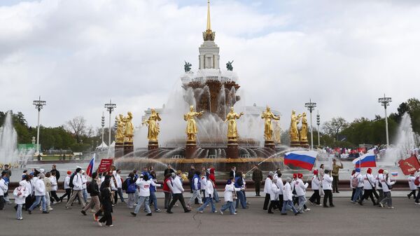 Торжественное шествие в честь 9 Мая на выставке Россия