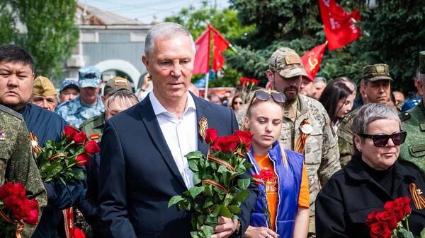 Губернатор Херсонской области Владимир Сальдо принимает участие в торжественной церемонии возложения цветов к монументу Скорбящей матери в Геническе