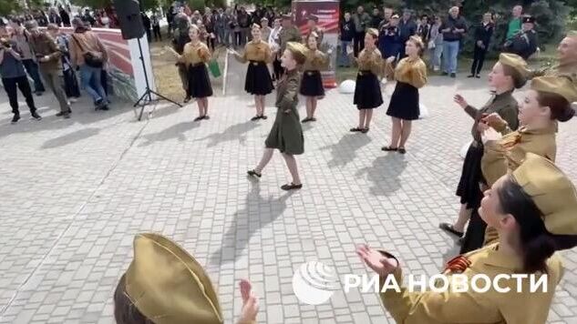 Народные гуляния в честь Дня Победы в Геническе Херсонской области. Кадр видео - РИА Новости, 1920, 09.05.2024