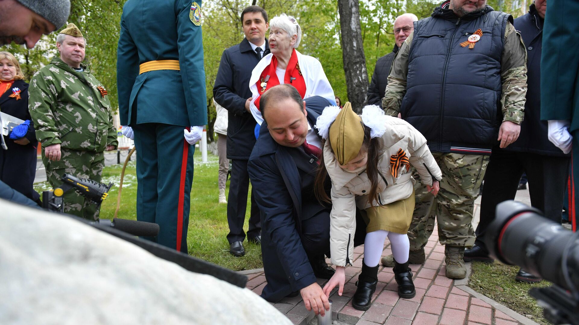 Глава Химок Дмитрий Волошин заложил капсулу в основание мемориала защитникам Отечества - РИА Новости, 1920, 09.05.2024