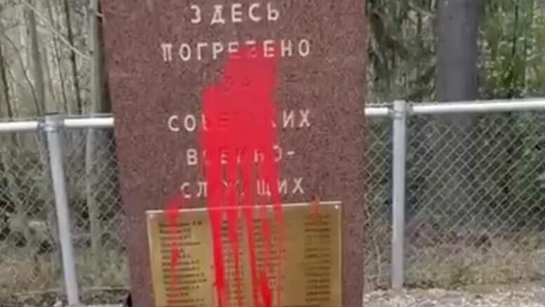 Памятник советским военнослужащим осквернили на кладбище в Малми-Кивикко. Кадр видео - РИА Новости, 1920, 28.05.2024