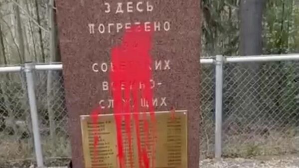 Памятник советским военнослужащим осквернили на кладбище в Малми-Кивикко. Кадр видео