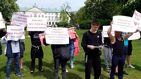 Акция польских активистов против выделения средств режиму Зеленского