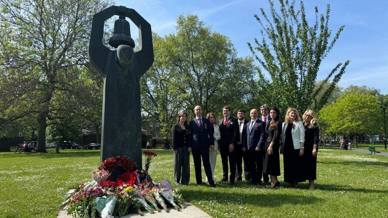 Дипломаты России и стран СНГ возложили венки к Советскому мемориалу в День Победы в Лондоне - РИА Новости, 1920, 09.05.2024