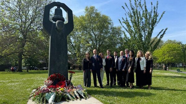 Дипломаты России и стран СНГ возложили венки к Советскому мемориалу в День Победы в Лондоне