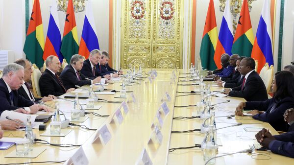 Президент России Владимир Путин и президент Гвинеи-Бисау Умару Сисоку Эмбало во время встречи