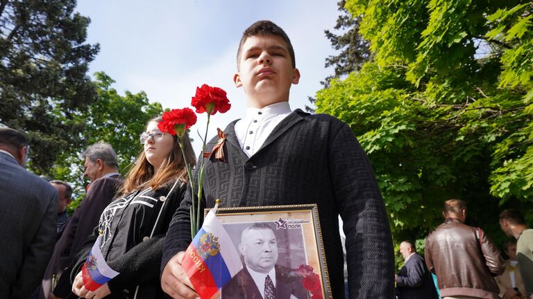 Празднование 79-й годовщины Победы в Великой Отечественной войне на площади у памятника жертвам Фашизма в Мариуполе. 