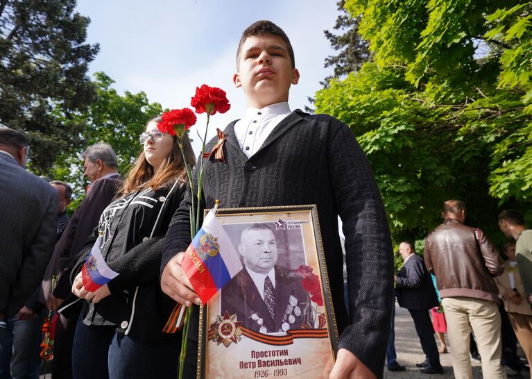 Празднование 79-й годовщины Победы в Великой Отечественной войне на площади у памятника жертвам Фашизма в Мариуполе. 