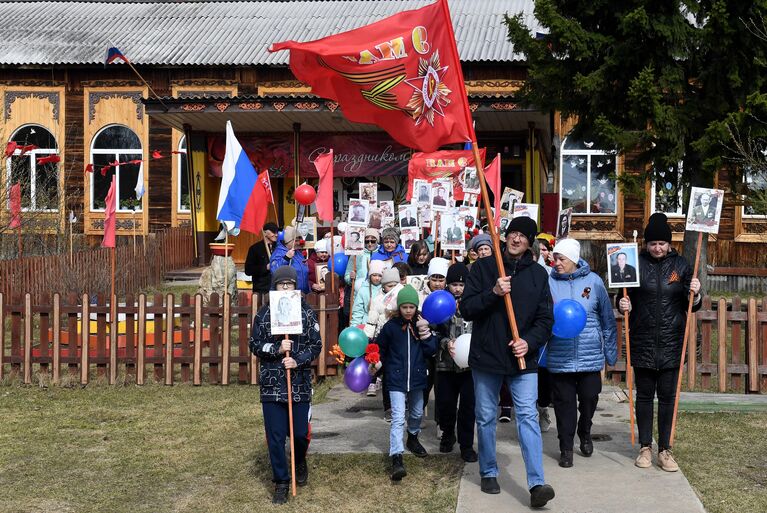 Шествие участников акции Бессмертный полк и праздничный митинг в День Победы в селе Сивохино Тасеевского района Красноярского края