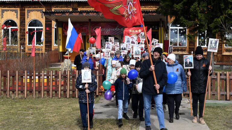 Шествие участников акции Бессмертный полк и праздничный митинг в День Победы в селе Сивохино Тасеевского района Красноярского края