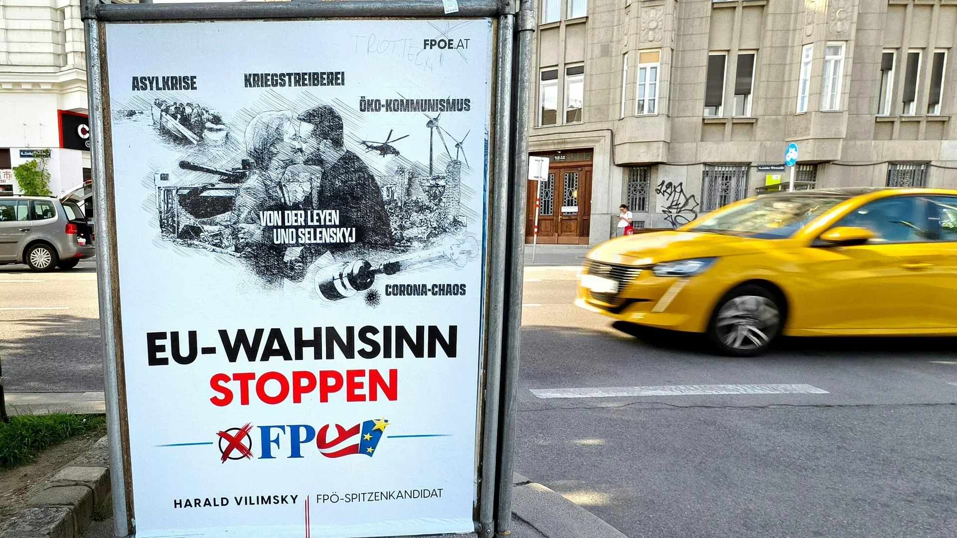 Một tấm áp phích ở Vienna có hình Chủ tịch Ủy ban Châu Âu Ursula von der Leyen và Tổng thống Ukraine Vladimir Zelensky. Chú thích: Hãy ngăn chặn sự điên rồ của EU - RIA Novosti, 1920, 09/05/2024