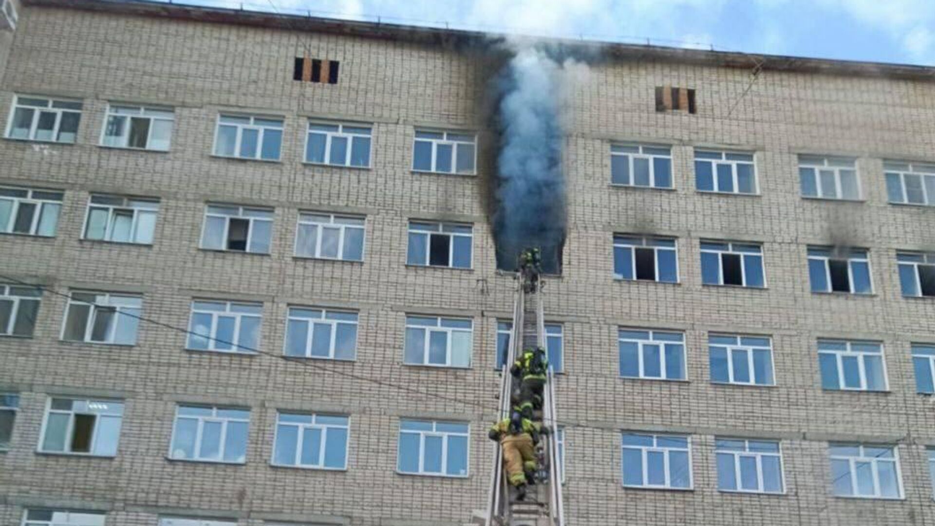 Тушение пожара в Центральной городской больнице города Бийска - РИА Новости, 1920, 10.05.2024