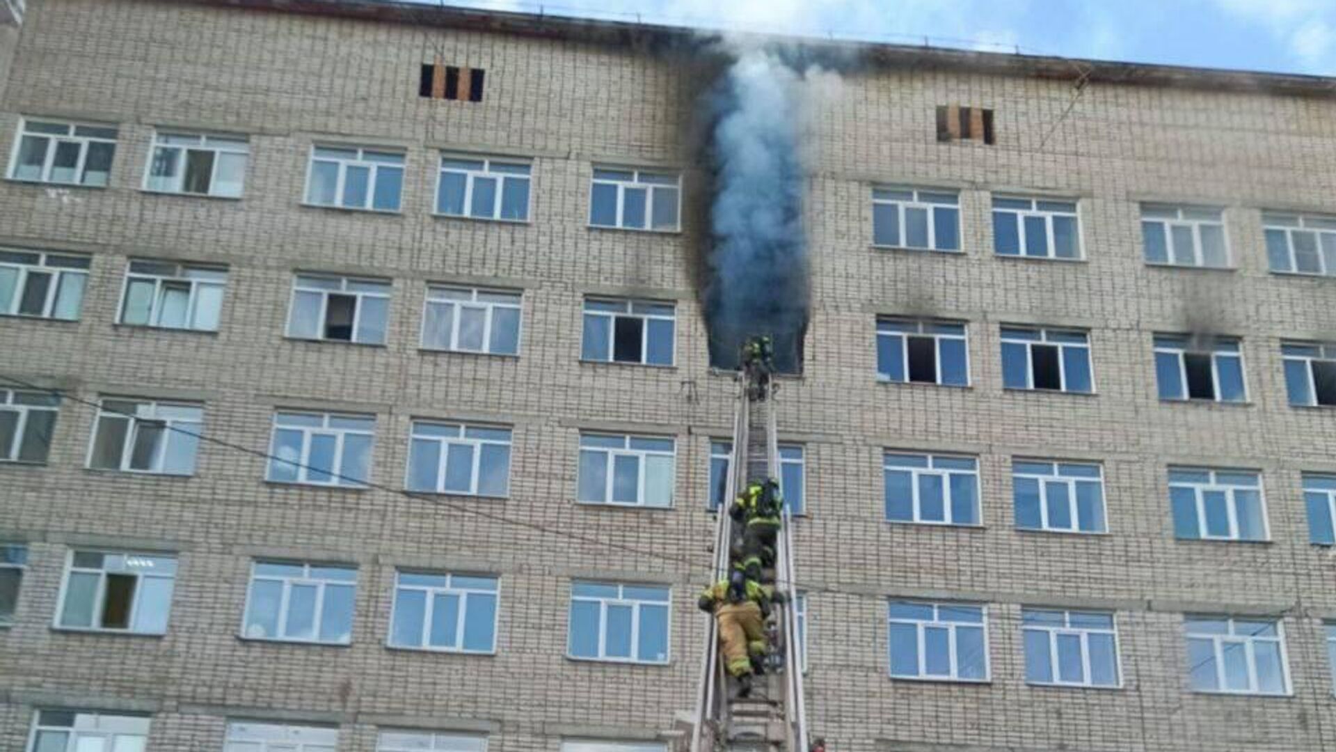 Тушение пожара в Центральной городской больнице города Бийска - РИА Новости, 1920, 10.05.2024