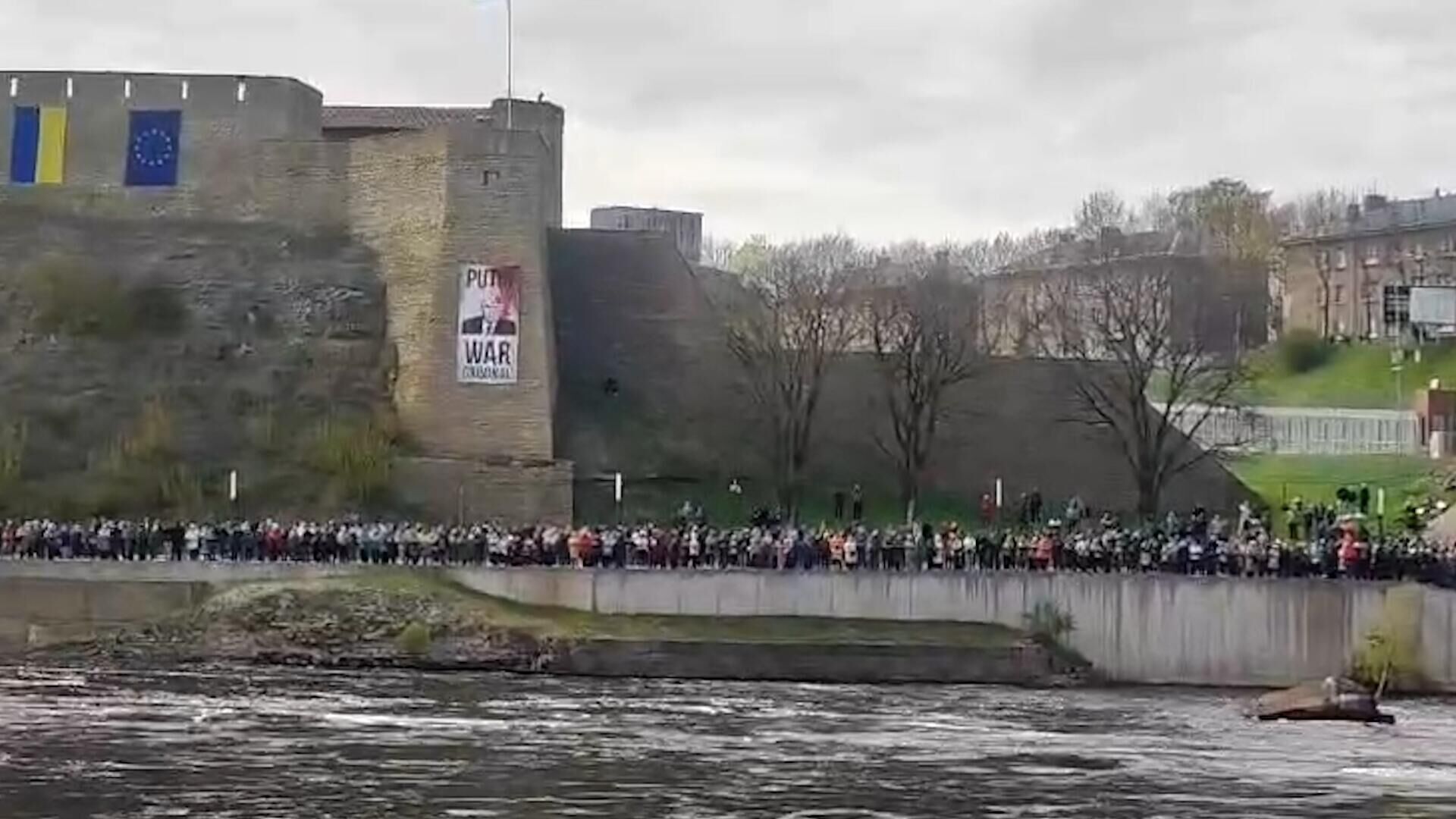 Люди в Нарве, собравшиеся посмотреть концерт ко Дню Победы в Ивангороде - РИА Новости, 1920, 10.05.2024