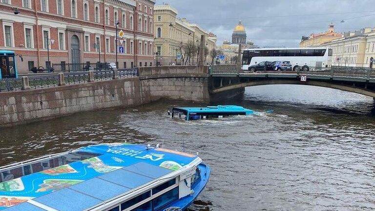 Автобус пробил ограду моста и упал в реку Мойку после столкновения с автомобилем в Санкт-Петербурге