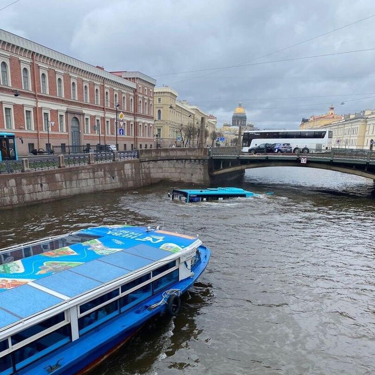 В Петербурге автобус с людьми упал в Мойку, погибли четыре человека - РИА  Новости, 10.05.2024