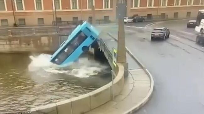 Момент падения автобуса в реку в Санкт-Петербурге