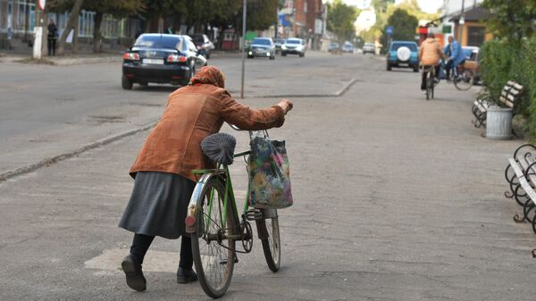 Женщина с велосипедом в Волчанске 