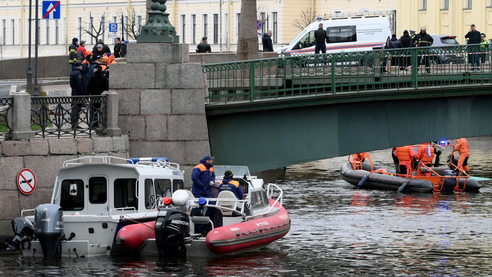 Пассажирский автобус упал с моста в реку в Санкт-Петербурге - РИА Новости, 1920, 10.05.2024