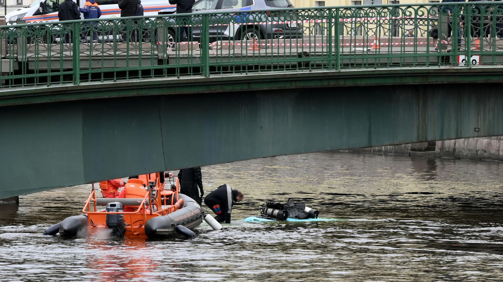 Пассажирский автобус упал с моста в реку в Санкт-Петербурге0