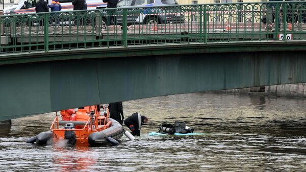 Пассажирский автобус упал с моста в реку в Санкт-Петербурге, 10 мая 2024 года