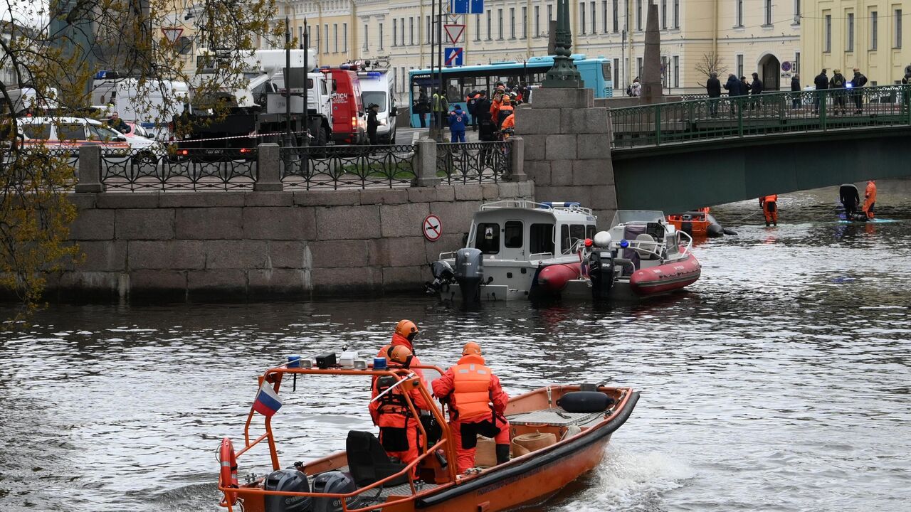 В Ленинградской области автомобиль с пятью подростками съехал в реку - РИА  Новости, 12.05.2024