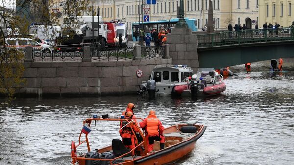 При падении автобуса в реку в Петербурге погиб профессор 