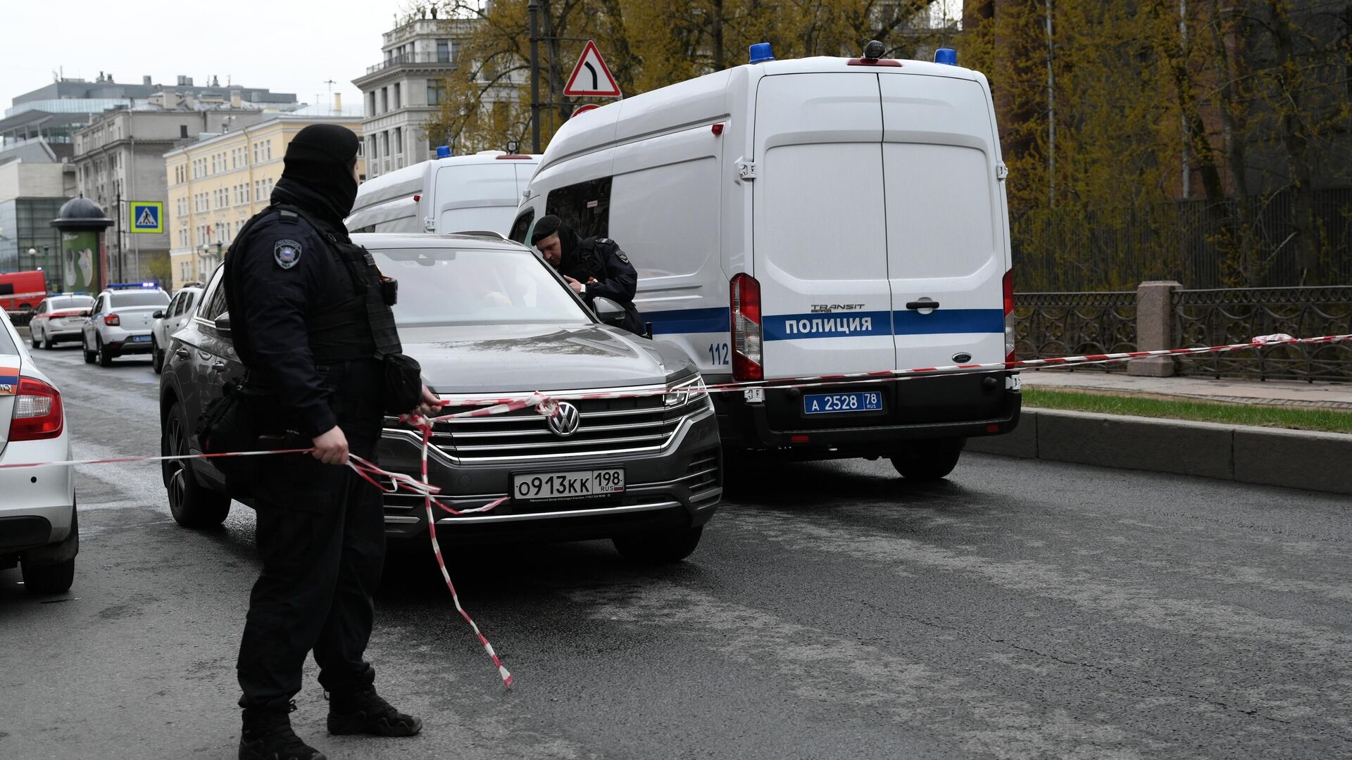 Сотрудники полиции стоят в оцеплении неподалеку от места падения пассажирского автобуса в реку Мойку - РИА Новости, 1920, 10.05.2024