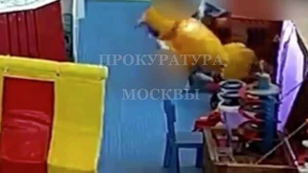 Игровой автомат упал на малолетнего мальчика в московском ТЦ