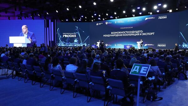 Пленарная сессия Возможности будущего: международная кооперация и экспорт на выставке Россия