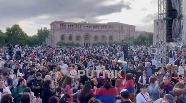 Протестующие против демаркации границы с Азербайджаном в центре Еревана Протестующие против демаркации границы с Азербайджаном в центре Еревана