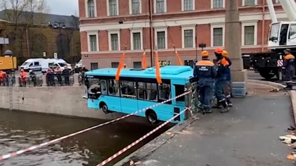 Спасатели поднимают автобус из реки Мойки в Петербурге