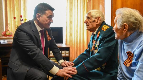 Губернатор Московской области Андрей Воробьев приехал в гости к ветерану Великой Отечественной войны Евгению Евдокимову 