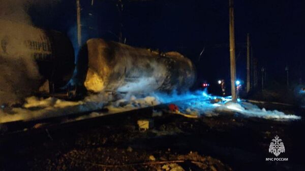 Ликвидация последствий загорания цистерны с топливом грузового состава на жд станции Куберле в Ростовской области