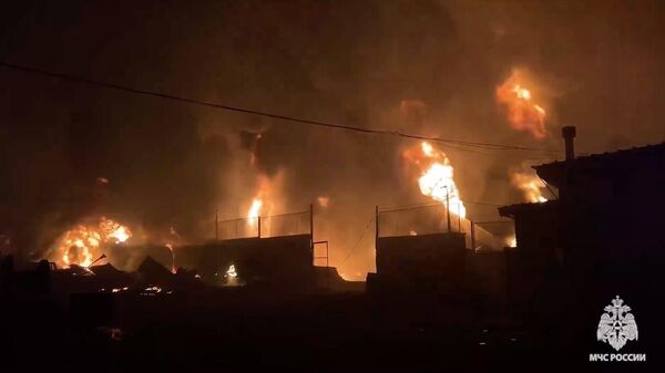 Тушение пожара в результате обстрела ВСУ города Ровеньки в ночь на 11 мая 2024 года 