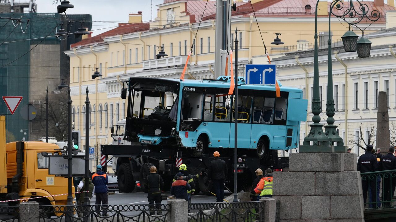 Компания-перевозчик оплатит похороны пассажиров, погибших в ДТП с автобусом  - РИА Новости, 10.05.2024