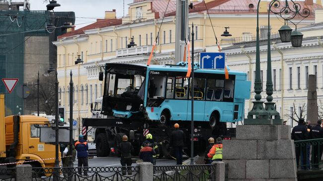 Автобус, который упал в реку Мойку с Поцелуева моста, подняли из воды 