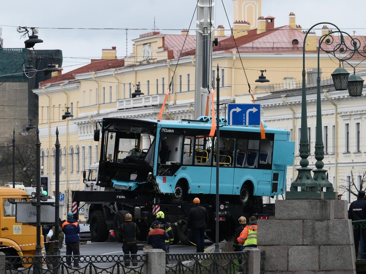 СМИ опубликовали список погибших при падении автобуса в реку в Петербурге -  РИА Новости, 10.05.2024