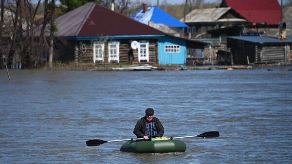 Последствия паводка из-за прорванной дамбы на реке Ишим в Омской области