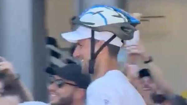 Сербский теннисист Новак Джокович вышел раздавать автографы в велосипедном шлеме